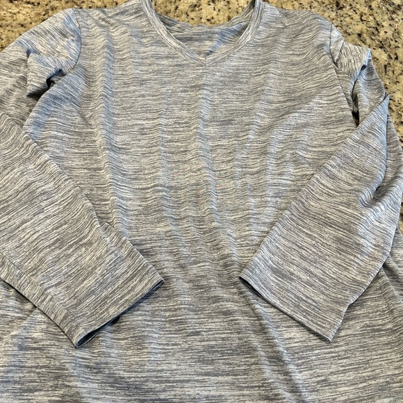 A set of 4 athletic long sleeved tops - Picture 4 of 5